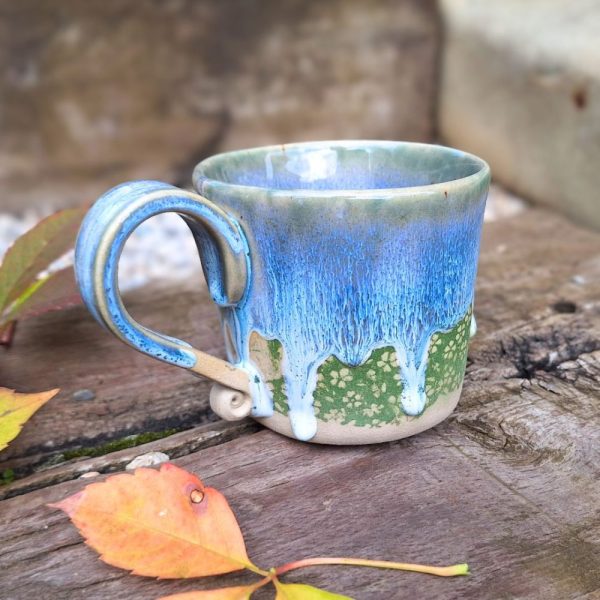 Skodelica z zelenimi vzorčki