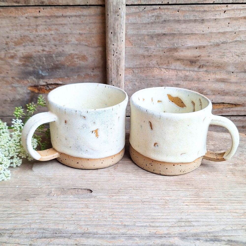 Skodelica iz kamenine v krem barvi.