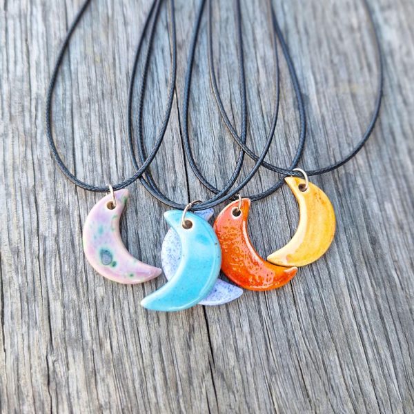 Ogrlica s keramičnim obeskom